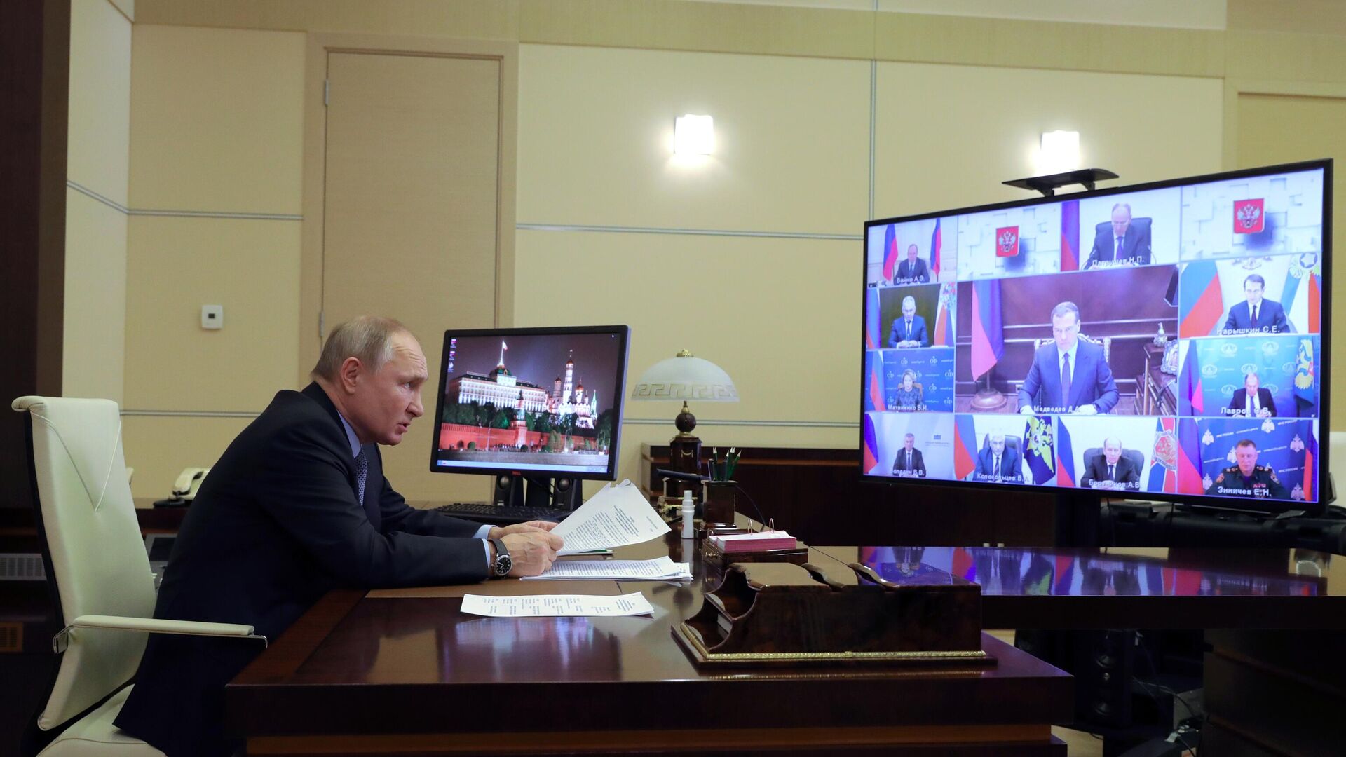 Владимир Путин в режиме видеоконференции провёл оперативное совещание с постоянными членами Совета Безопасности..
